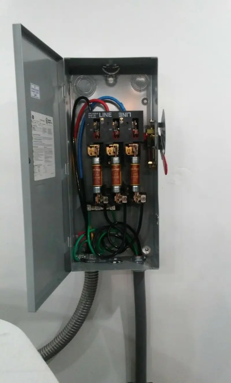Three-phase disconnect switch installed for Smoke Detector Installation in Eunice